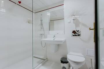 Фото номера Улучшенный двухместный номер с 1 кроватью или 2 отдельными кроватями Отель Hotel Lacu Rosu г. Лаку-Рошу 8